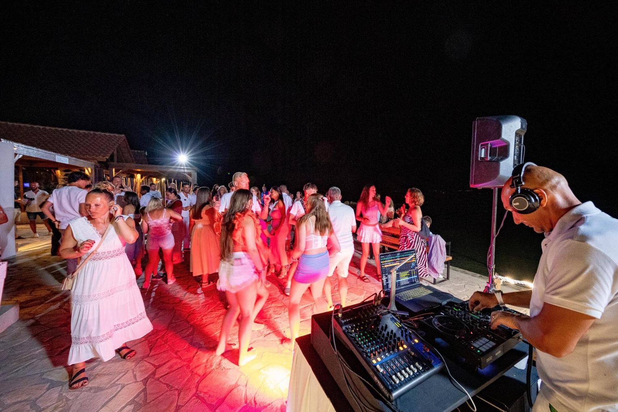 Roda Beach Resort & Spa Bagian luar foto
